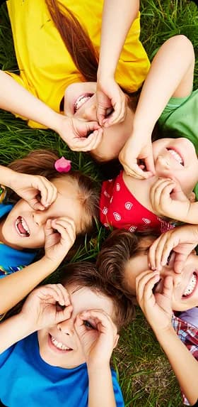 Щасливі діти на траві